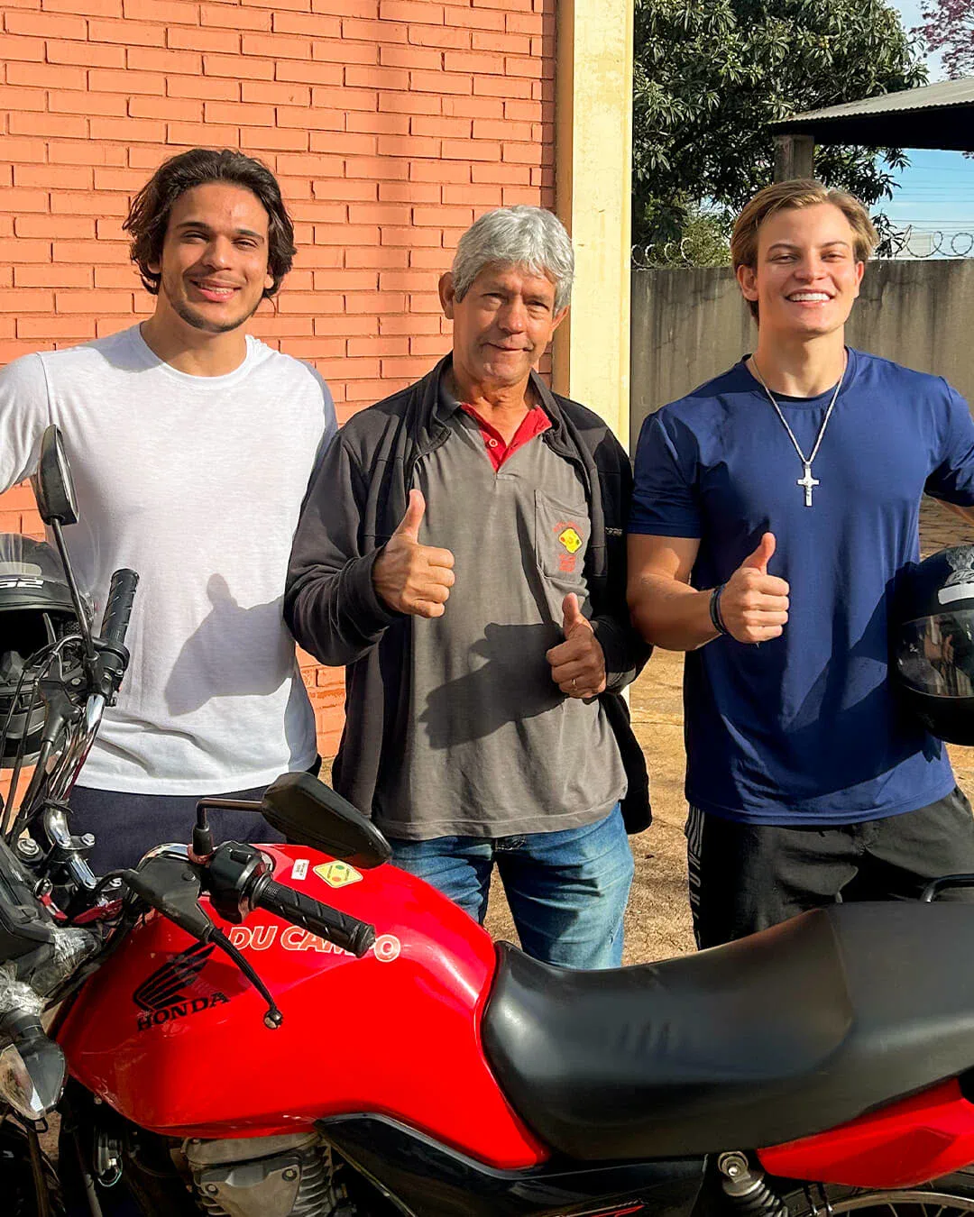 Alunos e instrutor da Autoescola Du Campo na pista de treinamento de moto