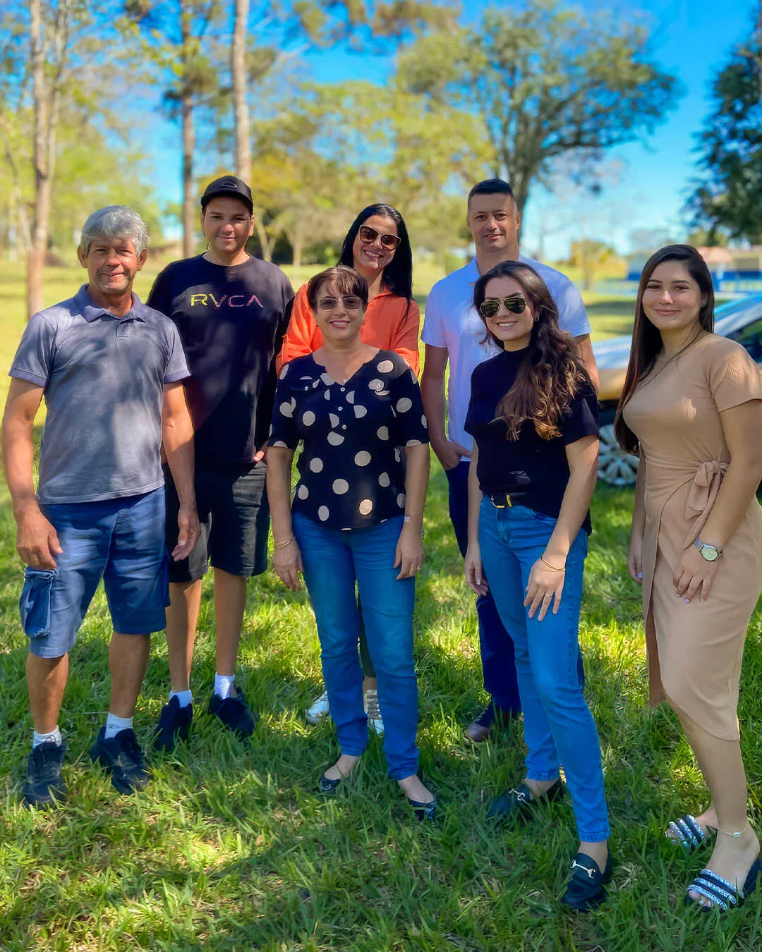 Equipe da Autoescola Du Campo reunida em frente à escola